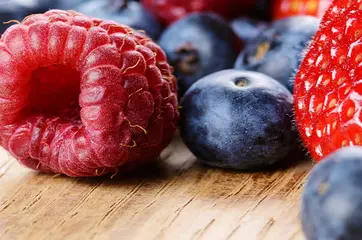 Himbeeren und Blaubeeren eignen sich, um das Immunsystem zu stärken.