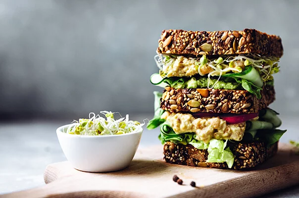 Veganes Super-Sandwich mit Sprossen serviert